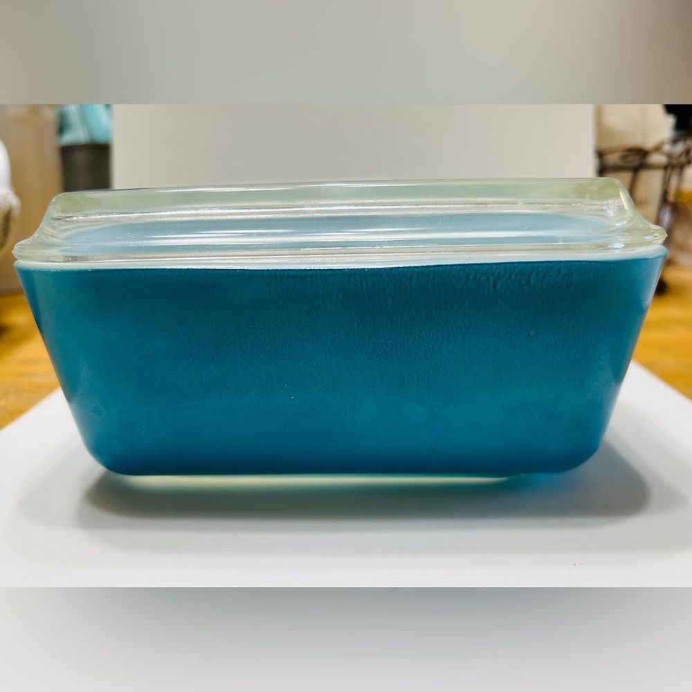 Pyrex bowl, refrigerator, with clear glass ribbed lid.
Vintage. - Picture 2 of 7